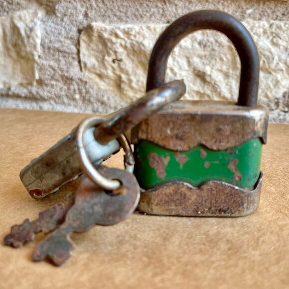 Vintage Rustic Rusty Decor Interlocked Mini Padlocks with Keys Set of 2 - Picture 10 of 16